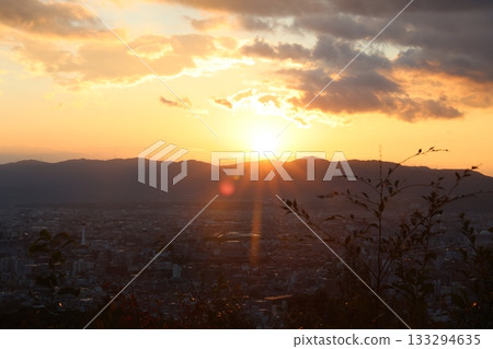 The city at dusk seen from the mountain 133294635