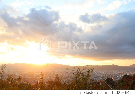從山上看黃昏的城市 133294643