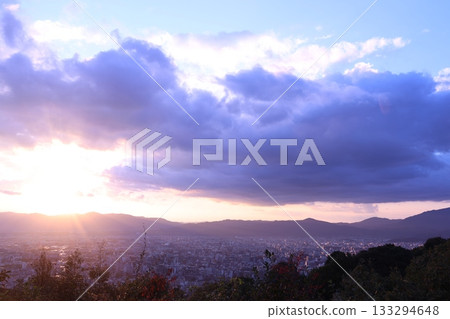 從山上看黃昏的城市 從山上看黃昏的城市 133294648