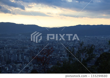 從山上看黃昏的城市 從山上看黃昏的城市 133294680