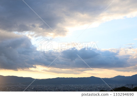 The city at dusk seen from the mountain 133294690