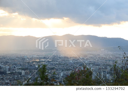 The city at dusk seen from the mountain 133294702