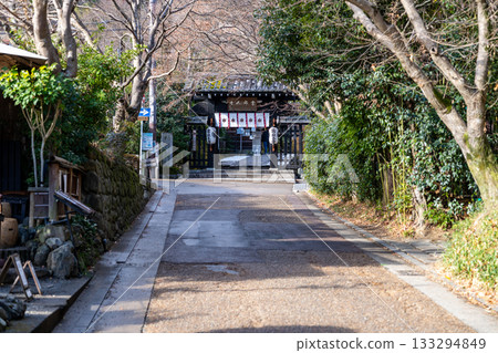 Winter in Sagano: Scenery in front of the gates of Jojakkoji Temple, Ukyo Ward, Kyoto City, Kyoto Prefecture 133294849