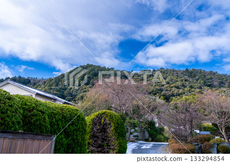 嵯峨野的冬日：京都府京都市右京區小倉山及殘雪 133294854