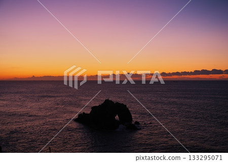 日出前,從伊良後防禦哨遺址眺望日之出石門(岸之石門)。 日出前,從伊良後防禦哨遺址眺望日之出石門(岸之石門)。 133295071