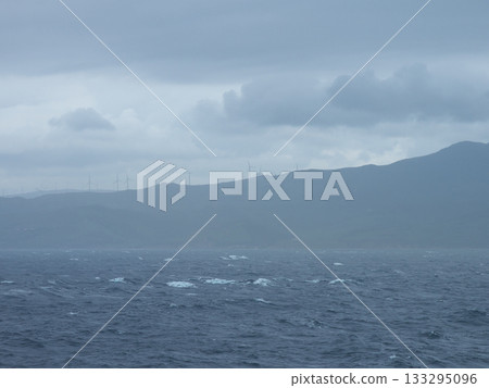 從渡輪上眺望直布羅陀海峽，位於阿爾赫西拉斯和新丹吉爾之間，可以看到西班牙方向，天氣惡劣。 133295096