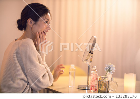 中年婦女夜間護膚 133295176
