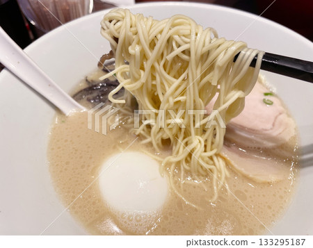 Tonkotsu ramen with seasoned egg 133295187