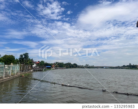 泰國河流上空的陰雲 133295983