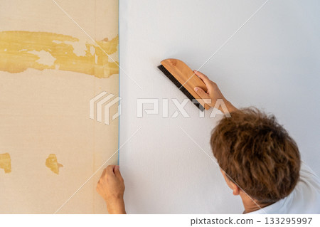 用刷子小心地撫平褶皺。更換壁紙。 用刷子小心地撫平褶皺。更換壁紙。 133295997