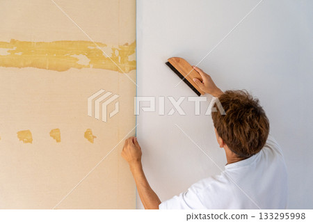 用刷子仔細修正變形-壁紙更換 用刷子仔細修正變形-壁紙更換 133295998