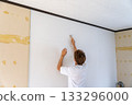 Applying white wallpaper to the entire wall 133296000