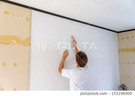 Applying white wallpaper to the entire wall Applying white wallpaper to the entire wall 133296000