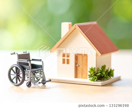 一輛迷你輪椅放置在房屋前 | 為老年人提供支持的圖片 133296398