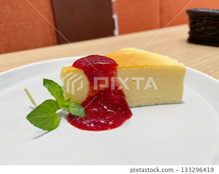 草莓醬起司蛋糕：一款濃鬱的烤起司蛋糕。 133296419