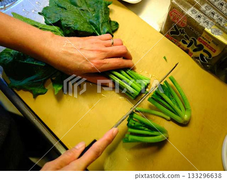 廚房烹飪蔬菜切肉女人手標籤 廚房烹飪蔬菜切肉女人手標籤 133296638