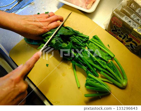 廚房烹飪蔬菜切肉女人手標籤 廚房烹飪蔬菜切肉女人手標籤 133296643