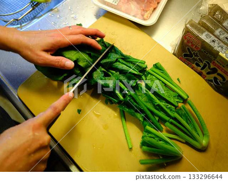 廚房烹飪蔬菜切肉女人手標籤 廚房烹飪蔬菜切肉女人手標籤 133296644