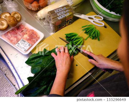 廚房烹飪蔬菜切肉女人手標籤 133296649