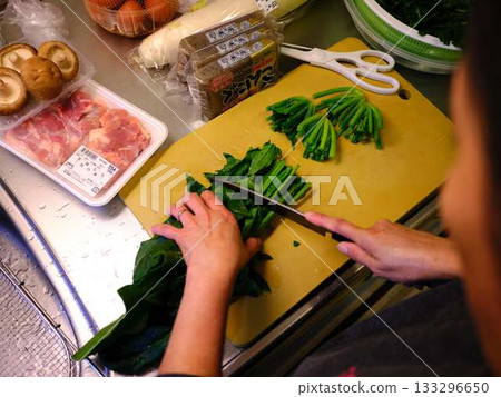 廚房烹飪蔬菜切肉女人手標籤 133296650