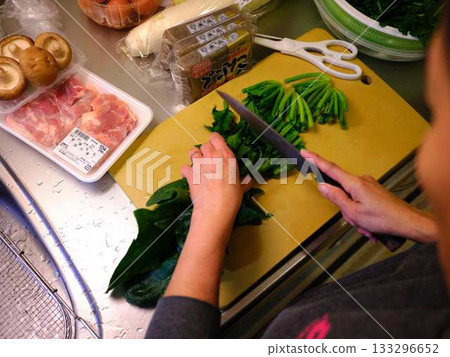 廚房烹飪蔬菜切肉女人手標籤 133296652