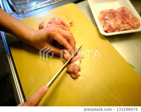 廚房烹飪蔬菜切肉女人手標籤 133296678