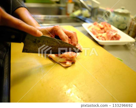 廚房烹飪蔬菜切肉女人手標籤 133296692