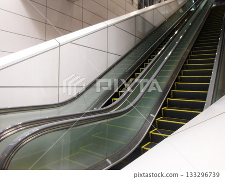 Unmanned escalator 133296739