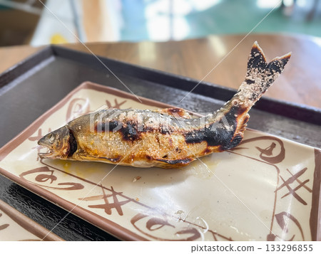 香魚(Ayu)是一種山澗魚,用鹽烤製成日本料理。 香魚(Ayu)是一種山澗魚,用鹽烤製成日本料理。 133296855