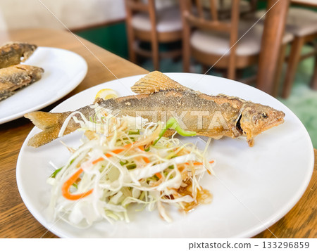 一道日本料理，用油炸香魚（一種山澗魚類）製成。 133296859