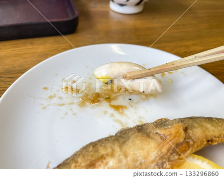 香魚，一種山澗魚類。日式油炸秋季香魚料理。特寫鏡頭展現了柔軟的魚卵。 133296860