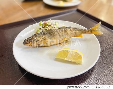 一道日本料理，用油炸香魚（一種山澗魚類）製成。 133296873