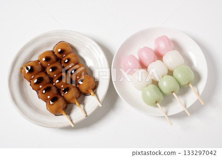 白盤上的御手洗團子和三色團子 133297042