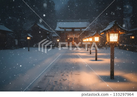 雪中的神社和溫暖的燈光 133297964