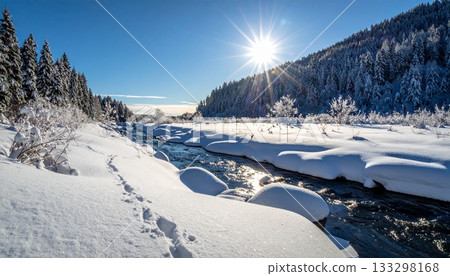 清晨的陽光灑在銀白色的山澗溪流上，景色美不勝收 3 133298168