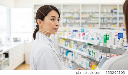 在藥局工作的婦女 133299103