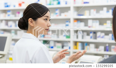 在藥局工作的婦女 133299105