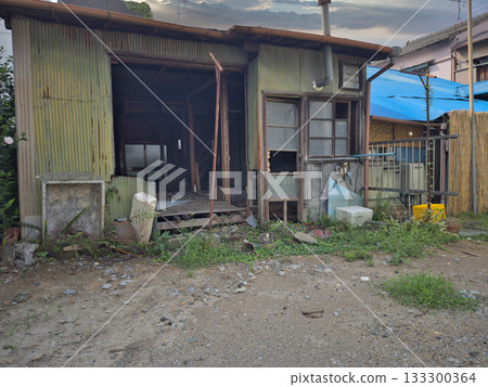 Unoccupied vacant house Unoccupied vacant house 133300364