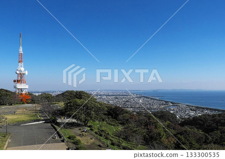 湘南台無線電塔,下方是平塚市和相模灣。 湘南台無線電塔,下方是平塚市和相模灣。 133300535