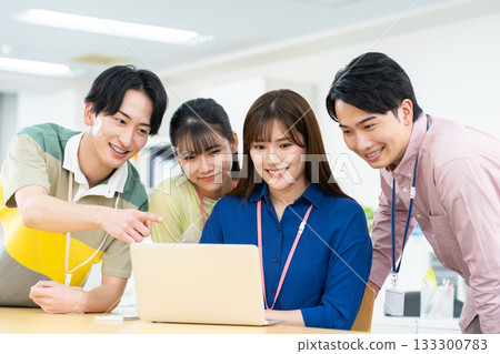 在辦公室工作的年輕工程師 133300783