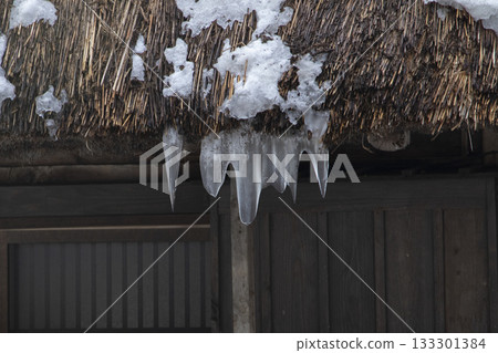 合掌式茅草屋頂上的屋簷與冰柱 合掌式茅草屋頂上的屋簷與冰柱 133301384