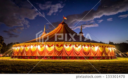 黃昏時分，一座巨大的馬戲團帳篷閃閃發光 1 133301470