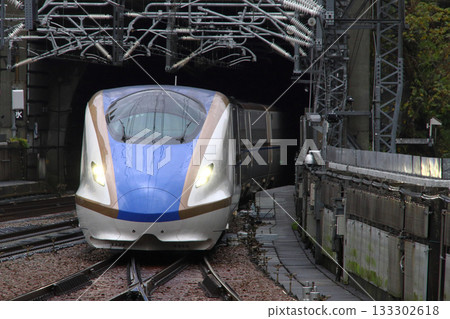 E7系時後列車穿過清水隧道，抵達越後湯澤站。 133302618