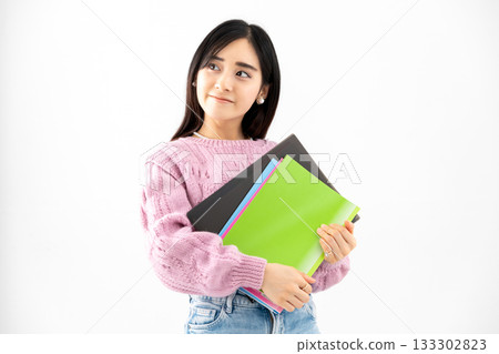 年輕女子手持筆記本和文件站在那裡 133302823