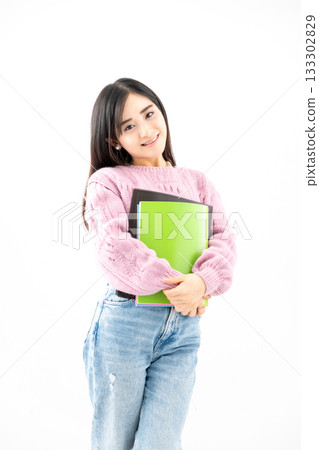 年輕女子手持筆記本和文件站在那裡 133302829