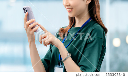 使用智慧型手機的微笑的女人/女商人 使用智慧型手機的微笑的女人/女商人 133302840