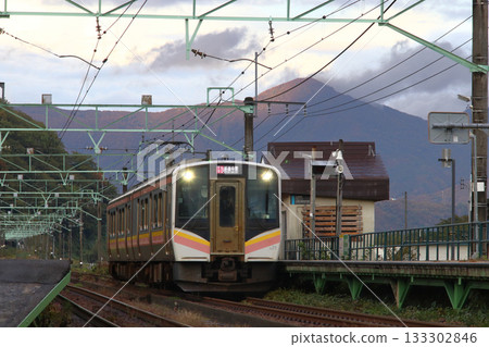 Autumn at Yashiki Station on the Joetsu Line (Minamiuonuma City, Niigata Prefecture) 133302846