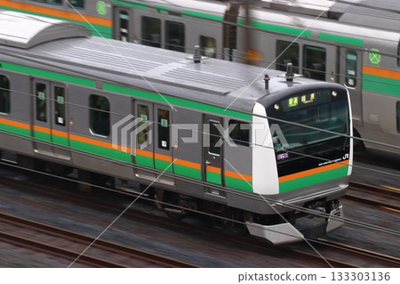 E233系列列車運行於上野東京線和高崎線,與湘南新宿線平行。 E233系列列車運行於上野東京線和高崎線,與湘南新宿線平行。 133303136