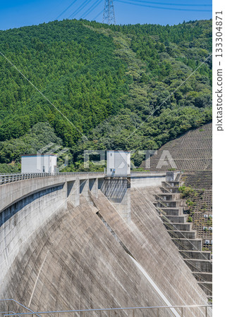 View of the reservoir lake (Kawasemi Lake) of the Otagawa Dam in Morimachi (Shizuoka Prefecture) 133304871