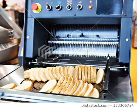 Sliced bread in cutting machine Sliced bread in cutting machine 133306754